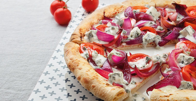 Pizza con queso Gorgonzola, cebollas rojas y tomatitos