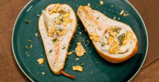 Peras horneadas con queso Gorgonzola DOP, tomillo, nueces y miel